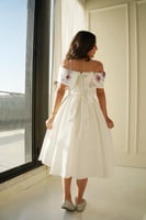 فستان بناتي تطريز ورود بارز لون ابيض