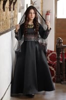 فستان السن المحير ميكادو أسود مطرز