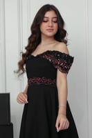 فستان نجلاء الراقي أسود مطرز .. فستان السن المحير