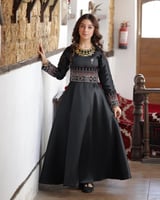 فستان السن المحير ميكادو أسود مطرز