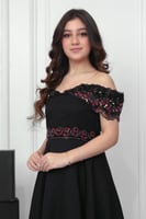 فستان نجلاء الراقي أسود مطرز .. فستان السن المحير