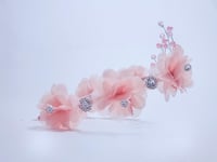 تاج مزين بكريستال وورود خربزي على زهري