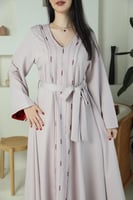 جلابية نسائية راقية كريب ناعم موف رمادي بتصميم أنث...