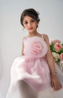 فستان بناتي ناعم من خامة الاورجنزا فيونكه بالصدر ل...