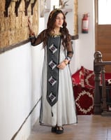 فستان يوم التأسيس سن محير مع وشاح تل