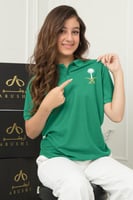 تيشيرت اليوم الوطني بولو أخضر بسيفين ونخلة