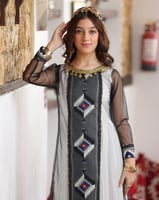 فستان يوم التأسيس سن محير مع وشاح تل