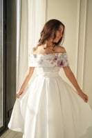 فستان بناتي تطريز ورود بارز لون ابيض