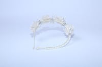 تاج مزين بكريستال وورود بيج