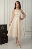 فستان لانا الراقي دانتيل مطرز .. فستان السن المحير