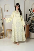 جلابية نسائية أنيقة لون اصفر باستيل هادئ بتطريز تر...