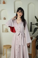 جلابية نسائية راقية كريب ناعم موف رمادي بتصميم أنث...