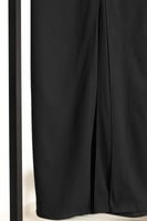 تنورة سوداء بأزرار أمامية وفتحة أنيقة