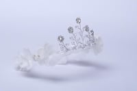 تاج مزين بكريستال وورود اوف وايت