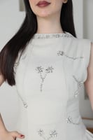 فستان نسائي أنيق كتان بيج بقصة أنثوية وتطريز فاخر