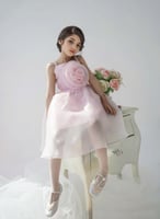 فستان بناتي ناعم من خامة الاورجنزا فيونكه بالصدر ل...