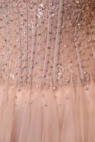 فستان سهرة مكشوف الكتفين