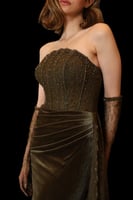 فستان سهرة مخمل مكشوف الكتفين