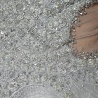 فستان سهرة مطرز بالخرز مكشوف الخصر مع حمالتين