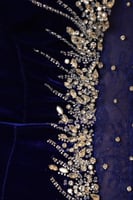 فستان سهرة مخمل مكشوف الكتفين