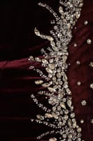 فستان سهرة مخمل مكشوف الكتفين