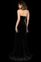 فستان سهرة مخمل مكشوف الكتفين