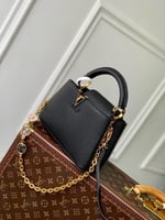 LOUIS VUITTON Capucines 23