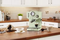 الة صنع القهوة من سوان مع تبخير الحليب - اخضر