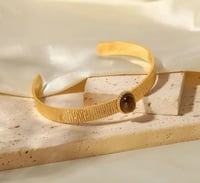 سواره مع حجر كريم