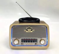 راديو متنقل كلاسيكي مع مكبر صوت يعمل بالبلوتوث