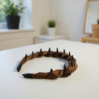 طوق شعر ساتان بتصميم ملتف