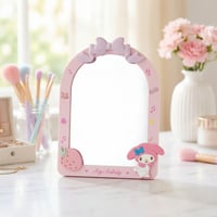 مرآة زينة بتصميم فيونكة من مجموعة هلو كيتي آند فري...