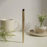 فرشاة حواجب مائلة من سلسلة قولدن