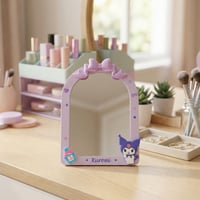 مرآة زينة بتصميم فيونكة من مجموعة هلو كيتي آند فري...