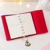 دفتر بغلاف ورباط من مجموعة ون بيس كلاسيك سادة بي 6...