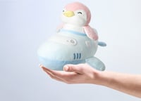 دمية محشوة على شكل البطريق بن بن يركب طائرة من سلس...