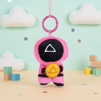 ميدالية دمية الحارس الأحمر من مجموعة لعبة الحبار ح...