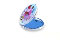 مرآة قابلة للطي ذات وجهين من مجموعة BT21