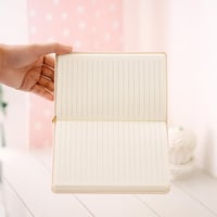 دفتر بغلاف ورباط من مجموعة ون بيس كلاسيك سادة بي 6...