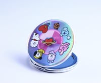 مرآة قابلة للطي ذات وجهين من مجموعة BT21