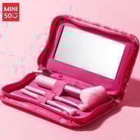 طقم فرش مكياج من مجموعة باربي شاينينغ مع علبة تخزي...