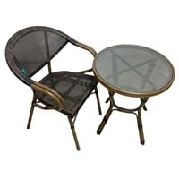 كرسيين وطاولة خارجية