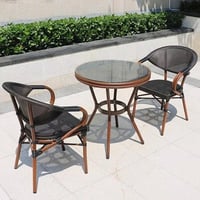 كرسيين وطاولة خارجية