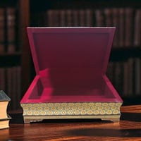 علبة خشبية فاخرة مطعمه بالنحاس والعاج