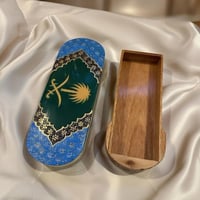 علبة خشبية مطعمه بالعاج والنحاس تحمل شعار المملكه