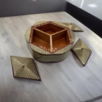 علبة خشبية صناعة يدوية مطعمه بالنحاس والعاج للتقدي...