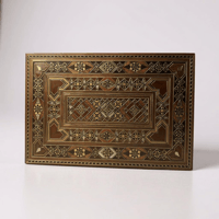 علبة خشبية مطعمه بالصدف