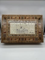 صندوق من الخشب الفاخر لحفظ المقتنيات