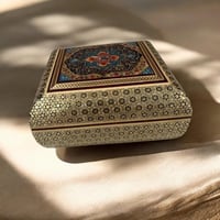 علبة خشبية فاخرة مطعمه بالعاج والنحاس