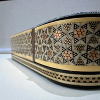 علبة خشبية مطعمه بالعاج والنحاس